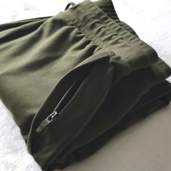 Gymshark Tapered Joggers - Picture 9 of 9